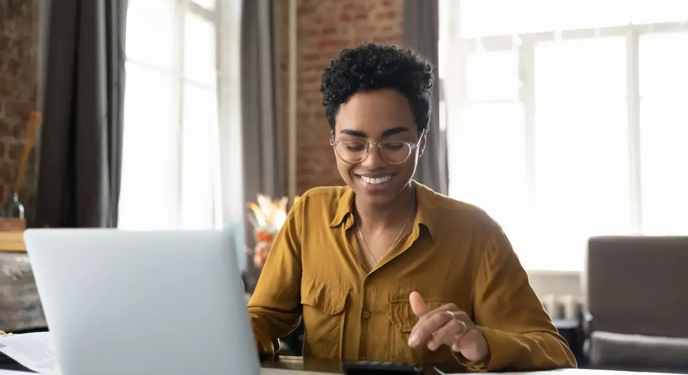 https://7956896.fs1.hubspotusercontent-na1.net/hubfs/7956896/accountant%20working%20at%20her%20desk.webp
